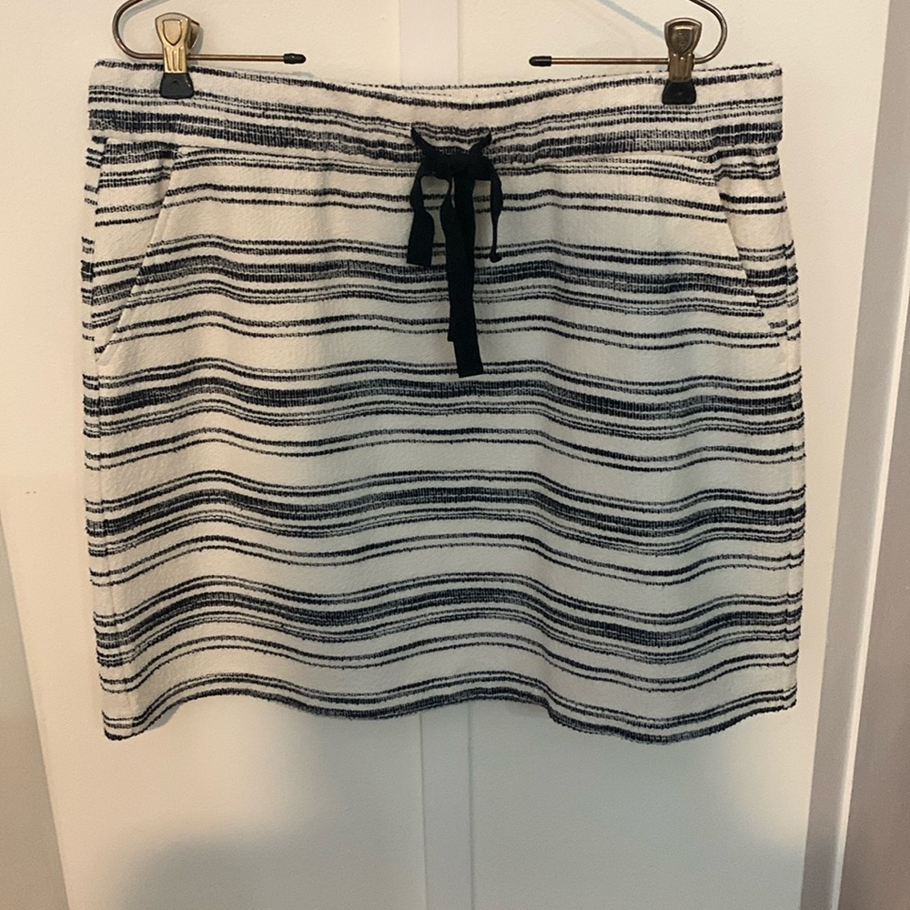 LOFT striped skirt with elastic waist and pockets.